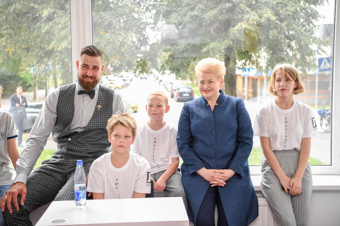 D. Grybauskaitė ir J. Valančiūnas atidarė paauglių dienos namus