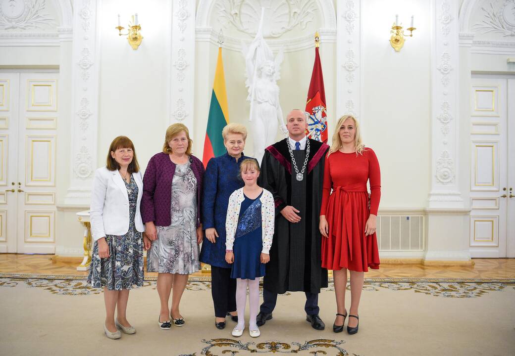 Šalies vadovė priėmė teisėjų priesaikas