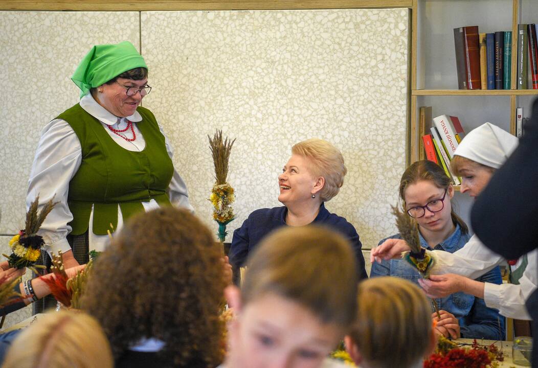 Prezidentė dalyvavo velykinėse edukacinėse dirbtuvėse