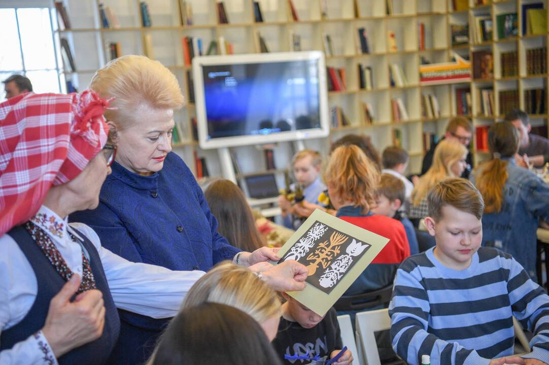 Prezidentė dalyvavo velykinėse edukacinėse dirbtuvėse