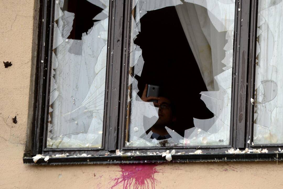 Turkijos ambasada apmėtyta akmenimis ir kiaušiniais