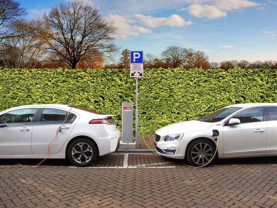 Iš taršių automobilių – į elektromobilius: kokių pasekmių tai gali turėti?
