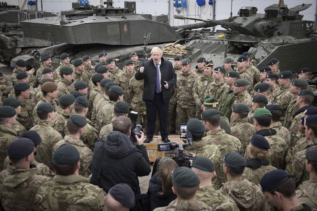 Borisas Johnsonas (kairėje) ir Juri Ratas