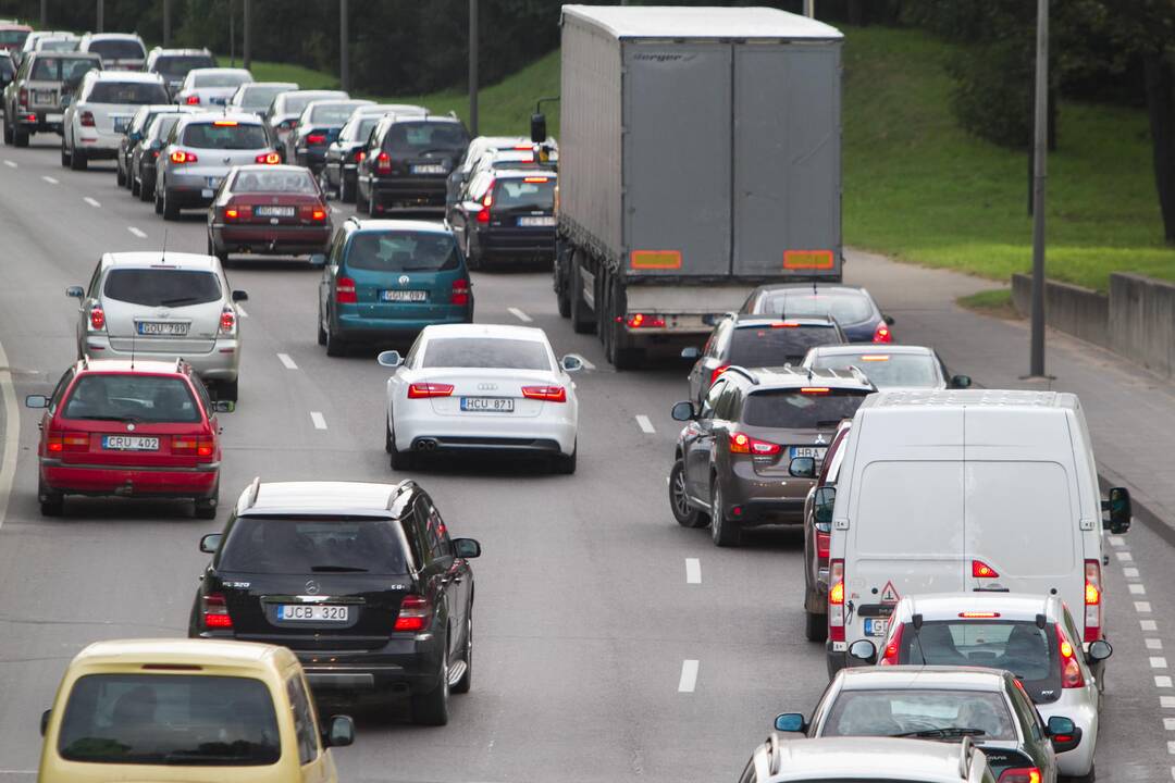 Žada imtis priemonių prieš kainas keliančius transporto draudikus