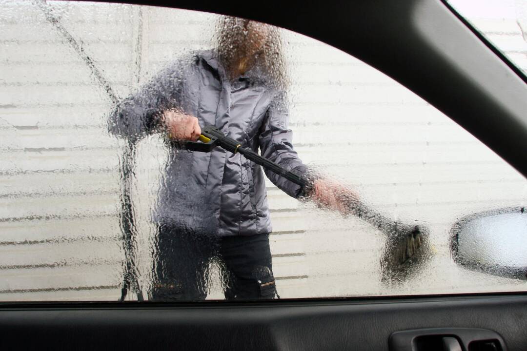 Paaiškino, kur negalima plauti automobilio: baudos siekia iki 300 eurų