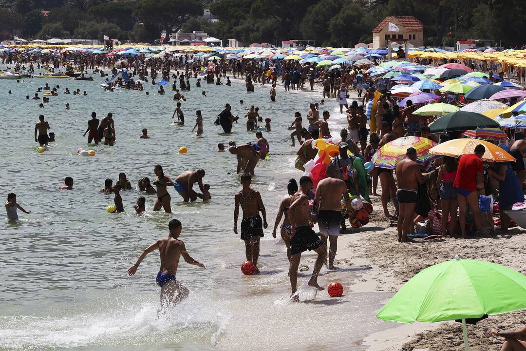 Nauja karščio banga trijuose žemynuose grasina viršyti temperatūros rekordus