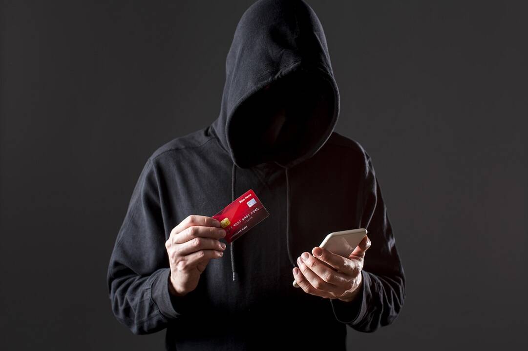 Patikli klaipėdietė apgavikui padavė savo banko kortelę