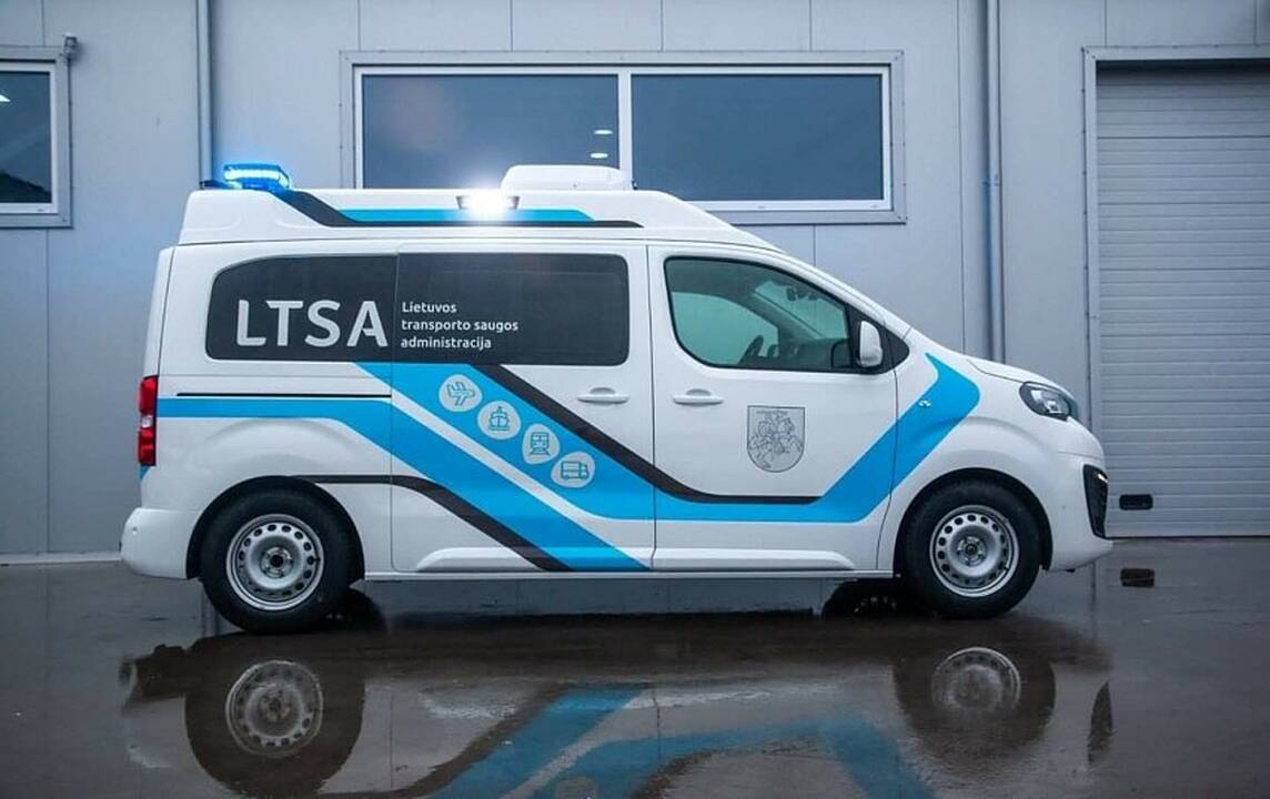 Nauji automobiliai vairuotojus patikrins net nestabdydami