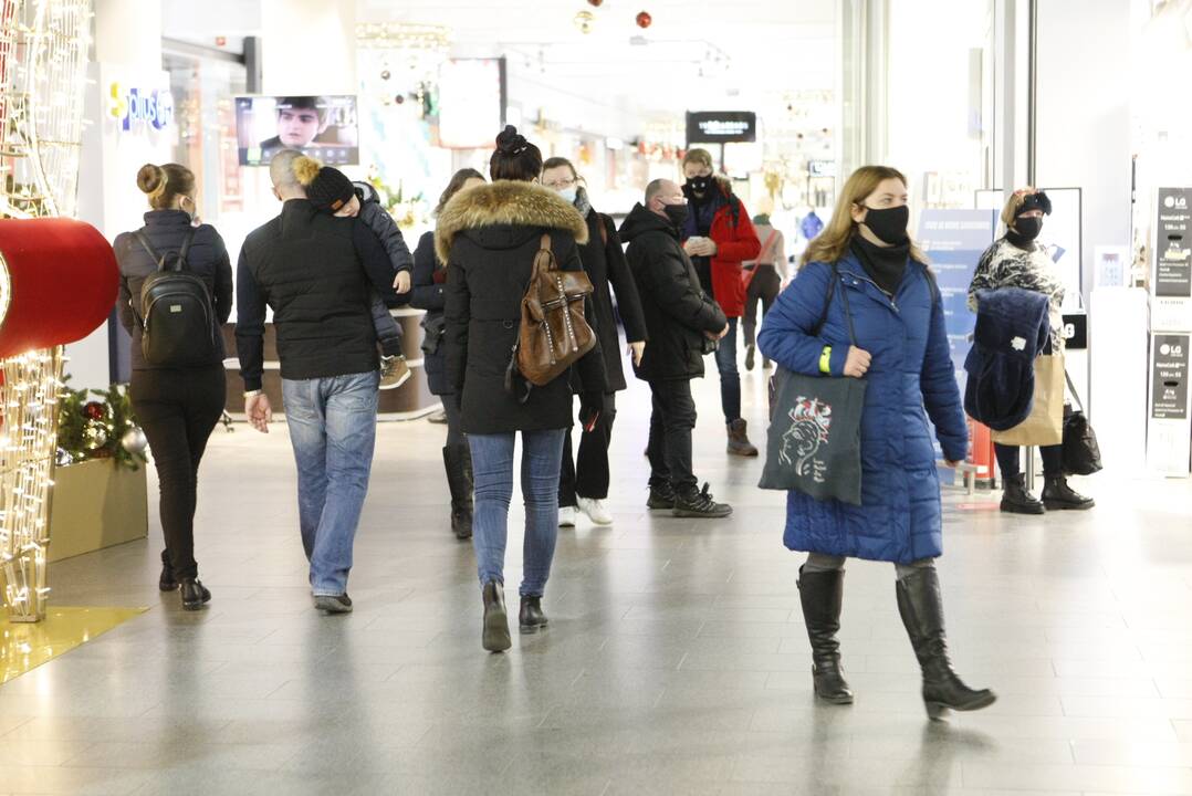 Keičiasi: nors kaukės tapo tik rekomenduojamos, kitų saugumo reikalavimų laikytis vis tiek privaloma.