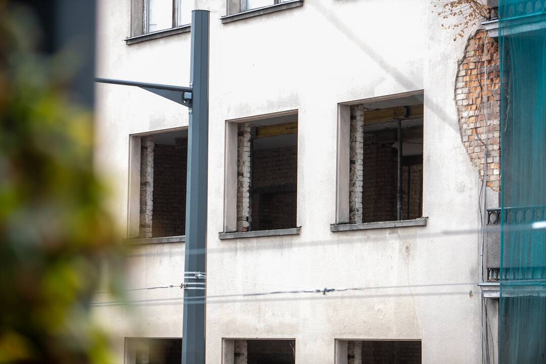 Darbai: šiuo metu I.Kanto g. 15-ajame pastate keičiami langai, įrengti stoglangiai.