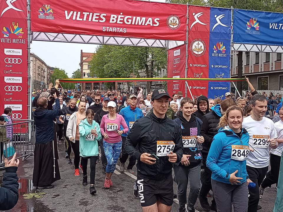 Vienybė: po dvejų pandemijos metų klaipėdiečiai be suvaržymų galėjo vienytis "Vilties bėgime", kurio metu renkamos aukos onkologiniams ligoniams.