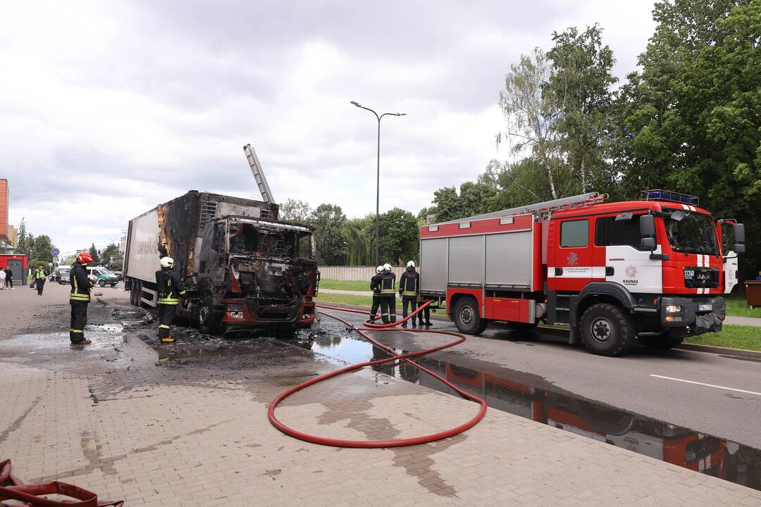 Partizanų gatvėje užsiliepsnojo vilkikas