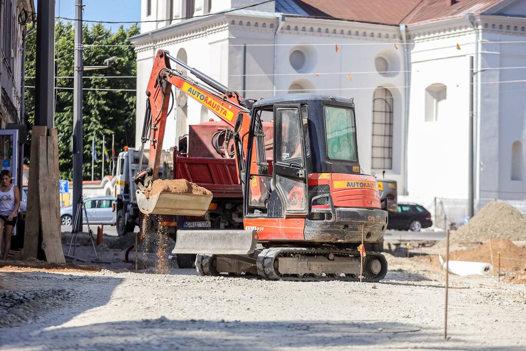 Atnaujina: Nemuno gatvėje liko pakeisti kelio dangą.