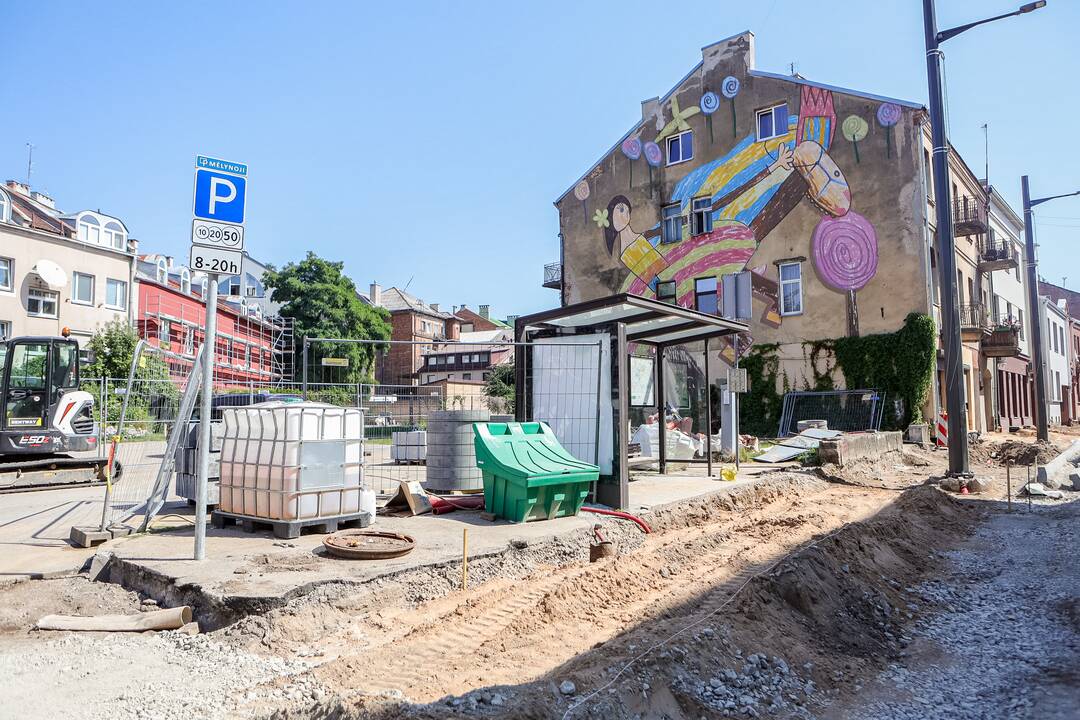 Atnaujina: Nemuno gatvėje liko pakeisti kelio dangą.