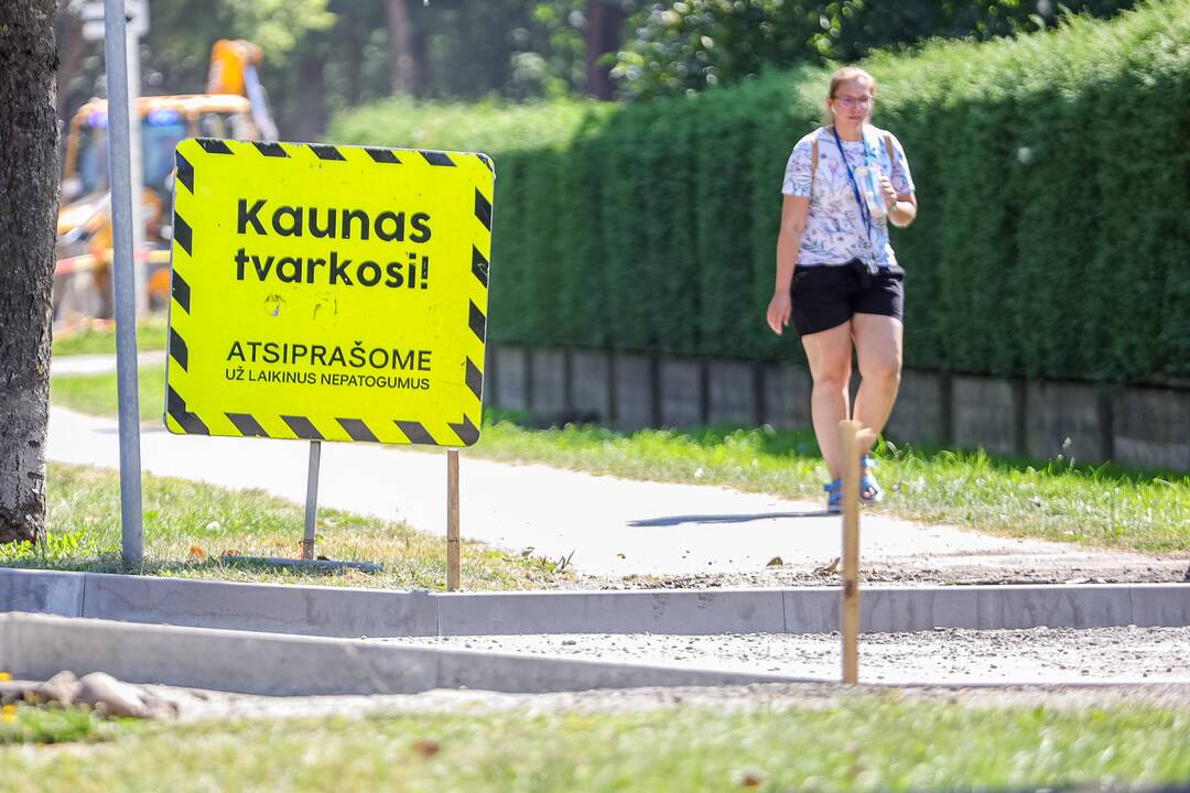 Atnaujina: Nemuno gatvėje liko pakeisti kelio dangą.
