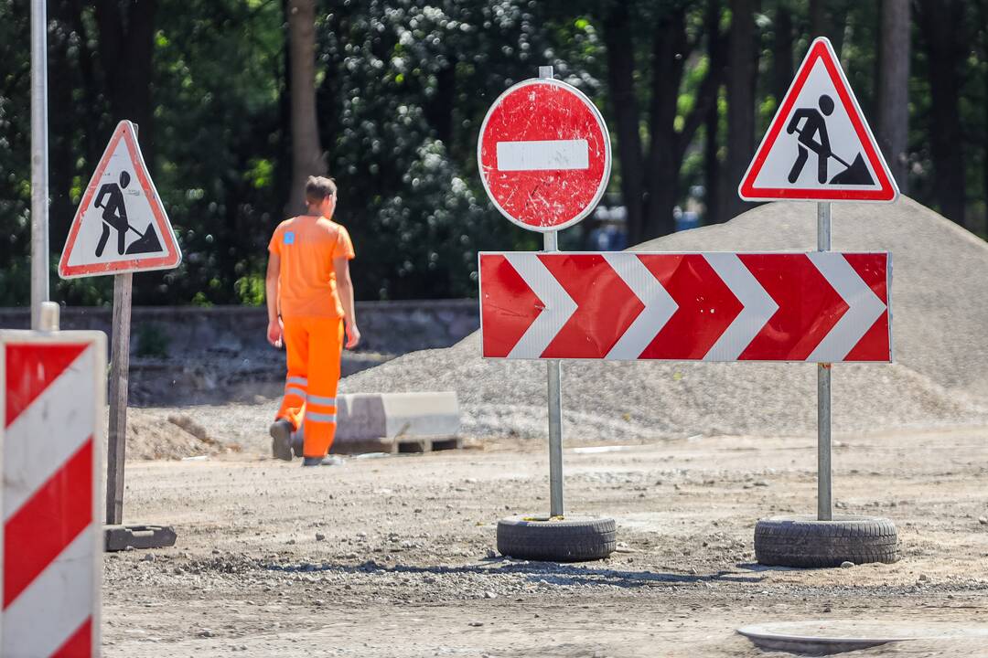 Atnaujina: Nemuno gatvėje liko pakeisti kelio dangą.