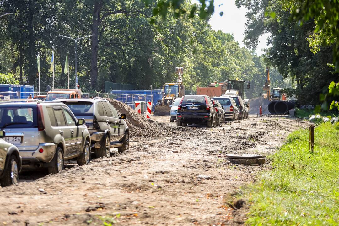 Atnaujina: Nemuno gatvėje liko pakeisti kelio dangą.