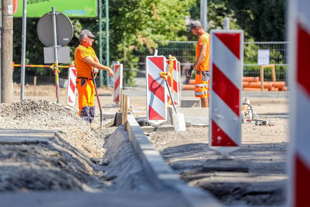 Atnaujina: Nemuno gatvėje liko pakeisti kelio dangą.