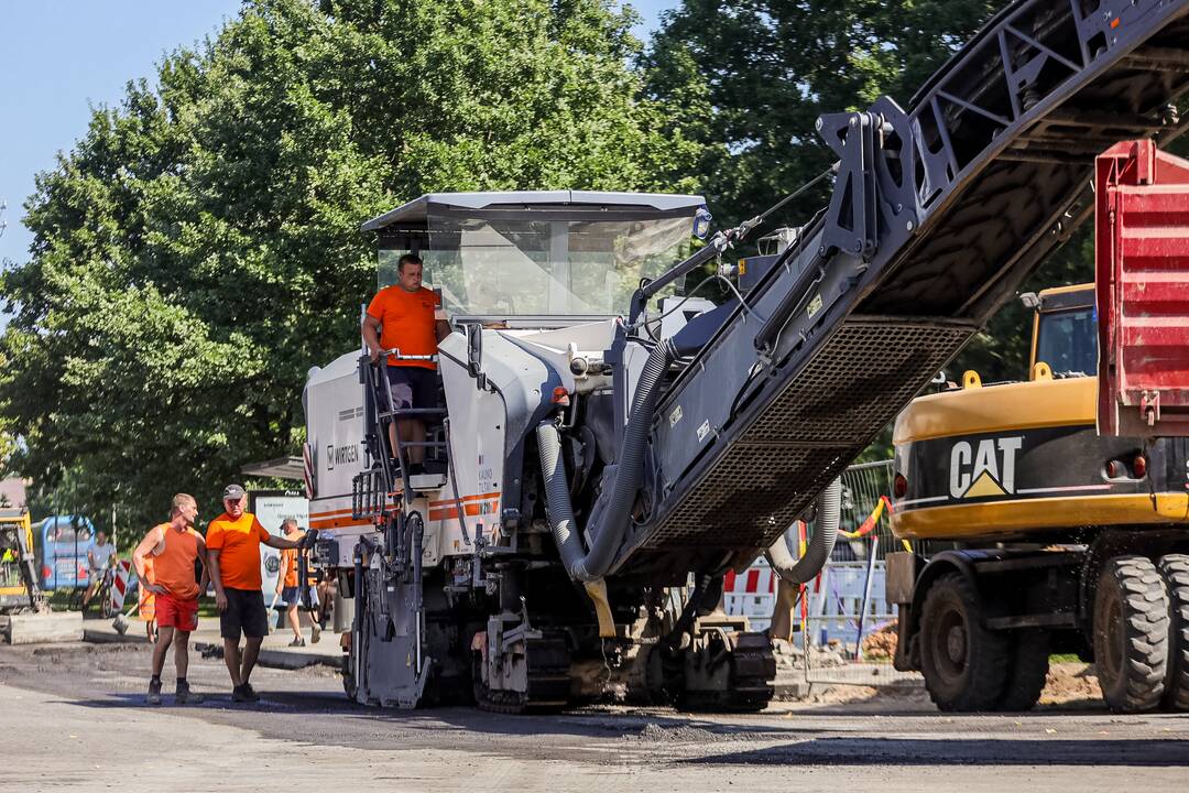 Atnaujina: Nemuno gatvėje liko pakeisti kelio dangą.