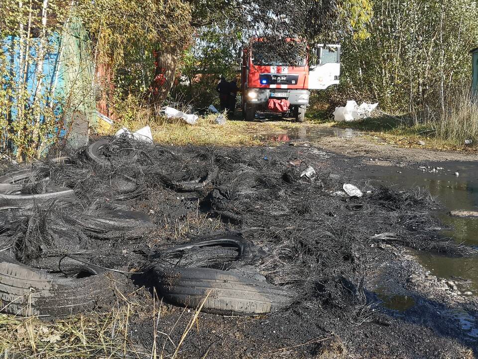 Pavojai: buvusioje garažų vietoje plyti sąvartynas, čia ne kartą buvo kilę senų padangų gaisrai.