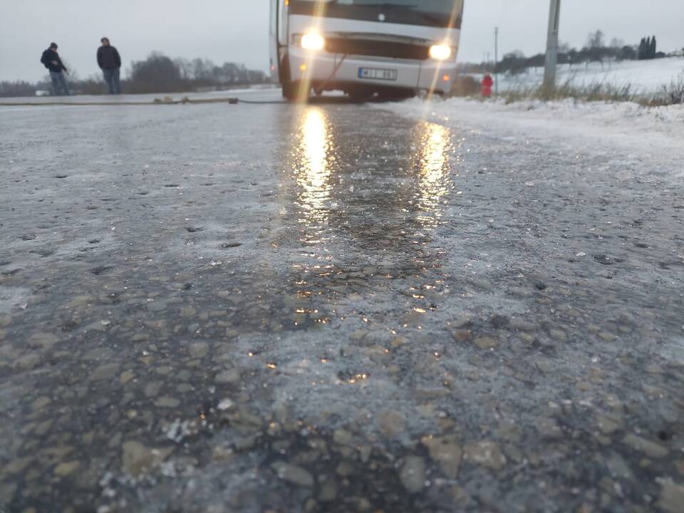 Ledas: slidžią it stiklas kelio dangą pirmadienio rytą išmėgino ne tik įstrigę medikai ir autobuso vairuotojas, visame pajūryje būta itin pavojingų sąlygų.