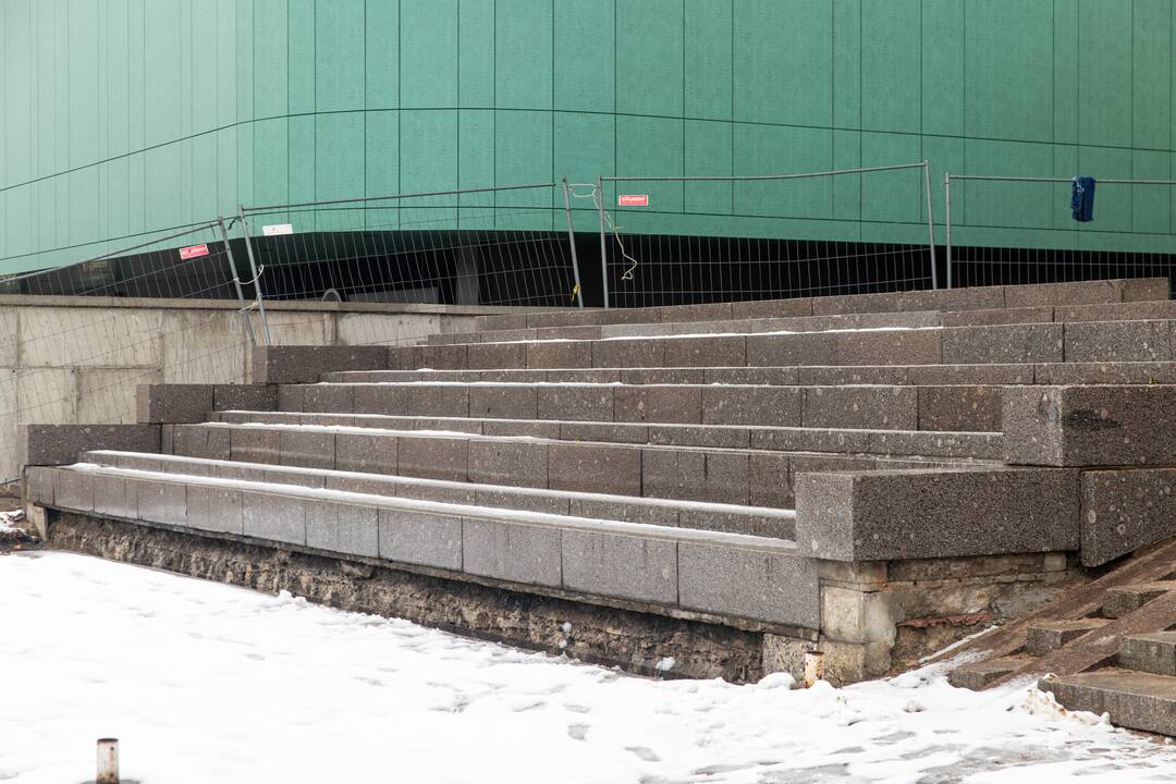 Kontrastas: atidarius naują verslo centrą, prieigose vis dar stūkso apleistas fontanas.