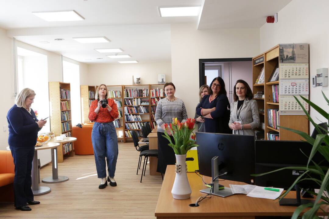 Džiaugsmas: po dvejus metus trukusios pastato renovacijos vakar Melnragės centre duris atvėrė atnaujinta biblioteka ir vaikų laisvalaikio centras.