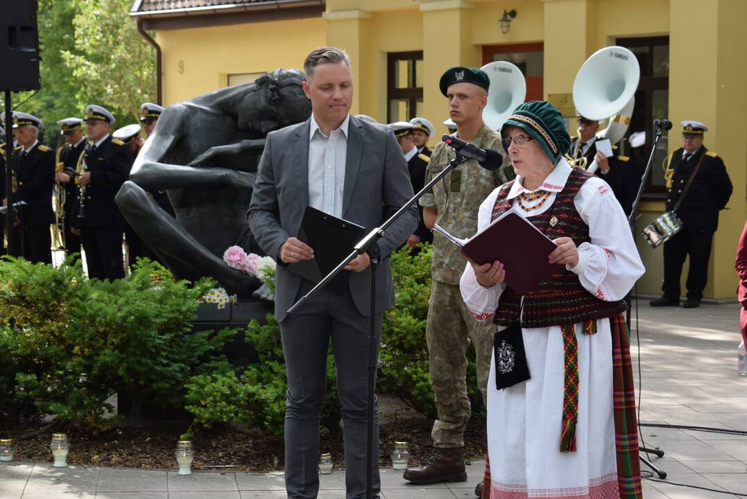 Pagarba: daugelio represijas patyrusių žmonių nežinoma net amžino poilsio vieta, todėl gėlės dedamos prie paminklo.