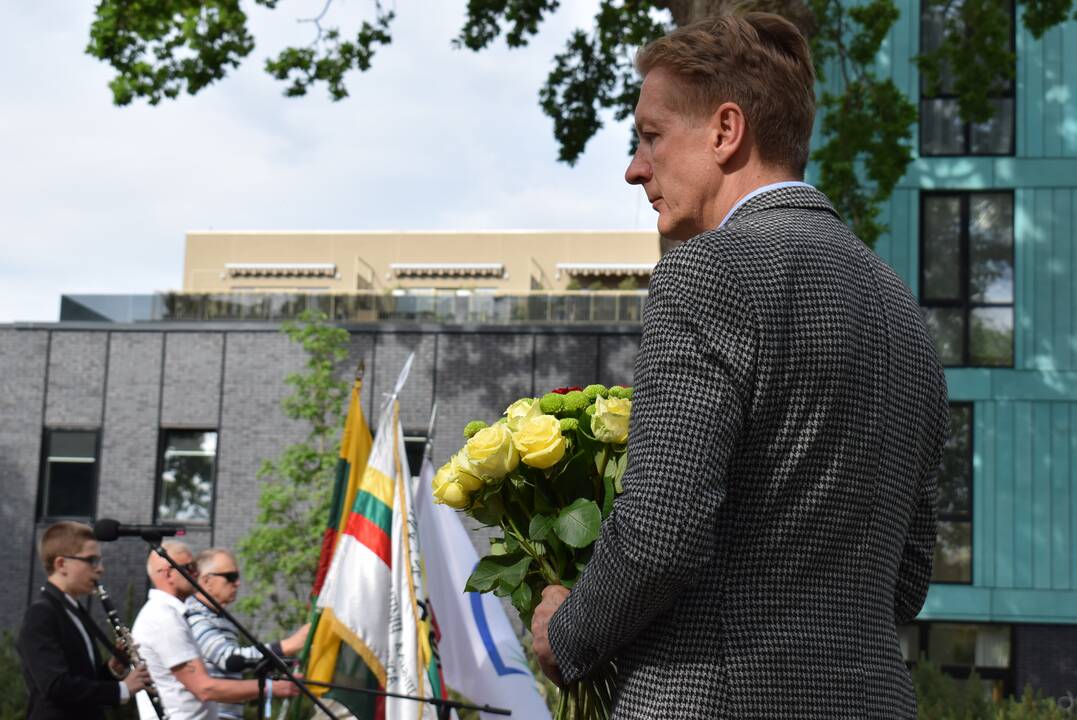 Pagarba: daugelio represijas patyrusių žmonių nežinoma net amžino poilsio vieta, todėl gėlės dedamos prie paminklo.