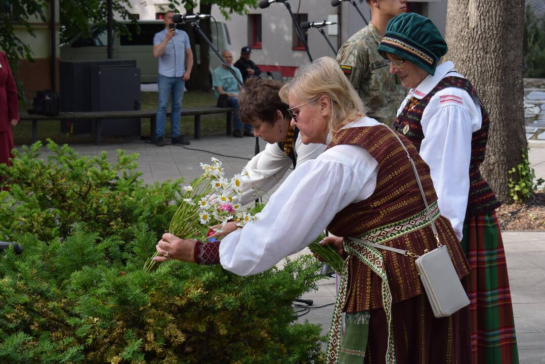 Pagarba: daugelio represijas patyrusių žmonių nežinoma net amžino poilsio vieta, todėl gėlės dedamos prie paminklo.