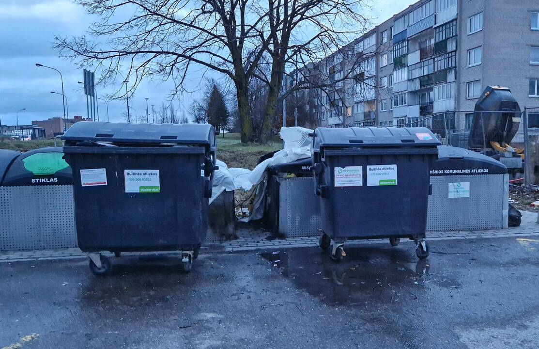 Pakeitė: prie apdegusių pusiau požeminių šiukšlių konteinerių šiuo metu laikinai pastatyti du stumdomieji.