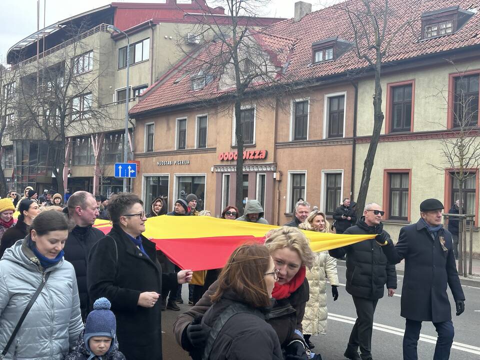 Tradicija: minint šalies Nepriklausomybės atkūrimo dieną, miesto gatve buvo iškilmingai nešama 77 metrų Klaipėdos vėliava.