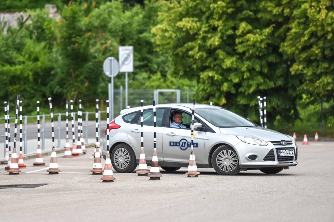 Sukčiaujantiems per vairavimo teorijos egzaminą paruošta dovanėlė