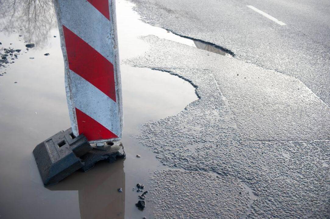 Duobės keliuose: fizikos dėsnių nulemtas galvos skausmas vairuotojams