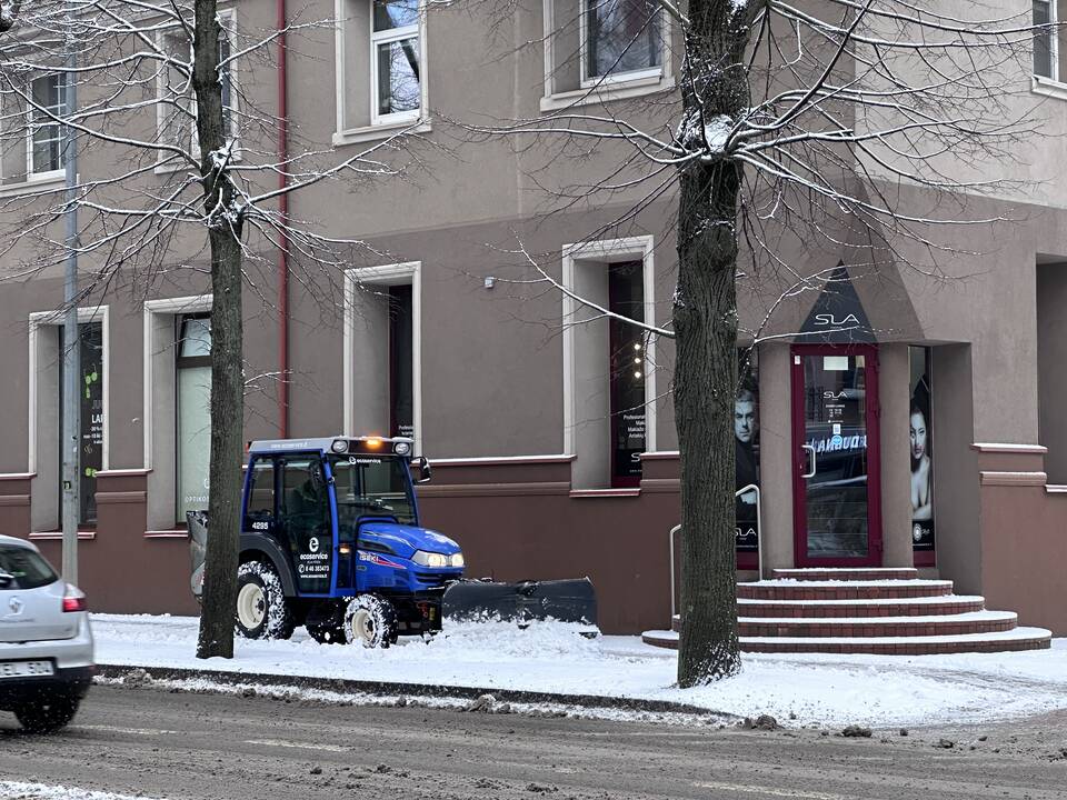 Situacija: nors vairuotojai keiksnojo kelininkus, tačiau uostamiesčio gatves valančių įmonių greideriai druską pradėjo berti dar naktį.
