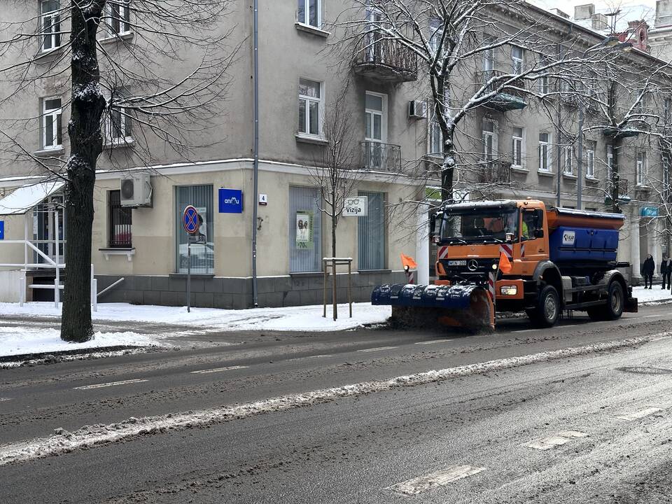 Situacija: nors vairuotojai keiksnojo kelininkus, tačiau uostamiesčio gatves valančių įmonių greideriai druską pradėjo berti dar naktį.