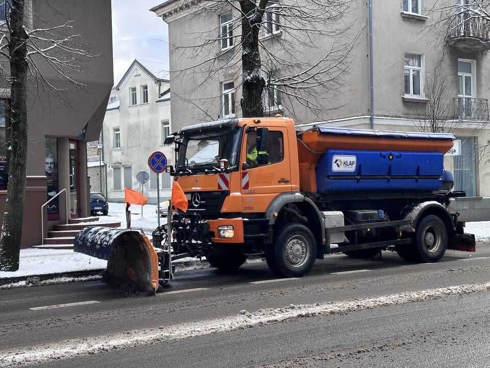 Situacija: nors vairuotojai keiksnojo kelininkus, tačiau uostamiesčio gatves valančių įmonių greideriai druską pradėjo berti dar naktį.