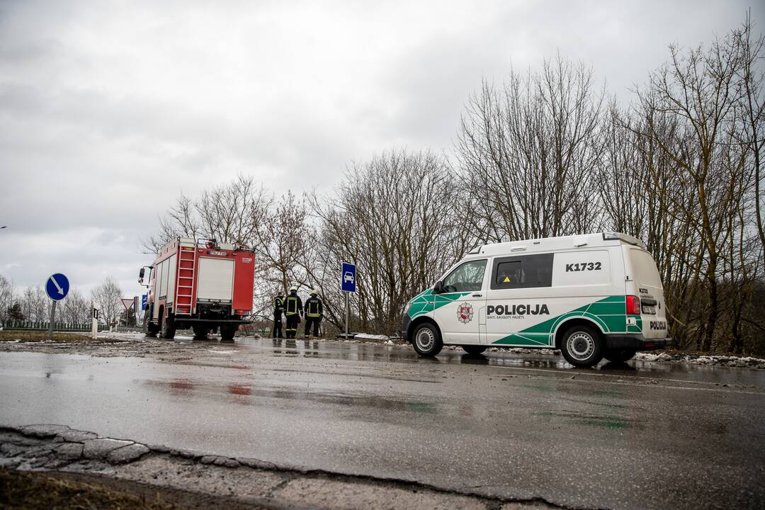 Kaune nuo kelio nuvažiavo ir apvirto automobilis