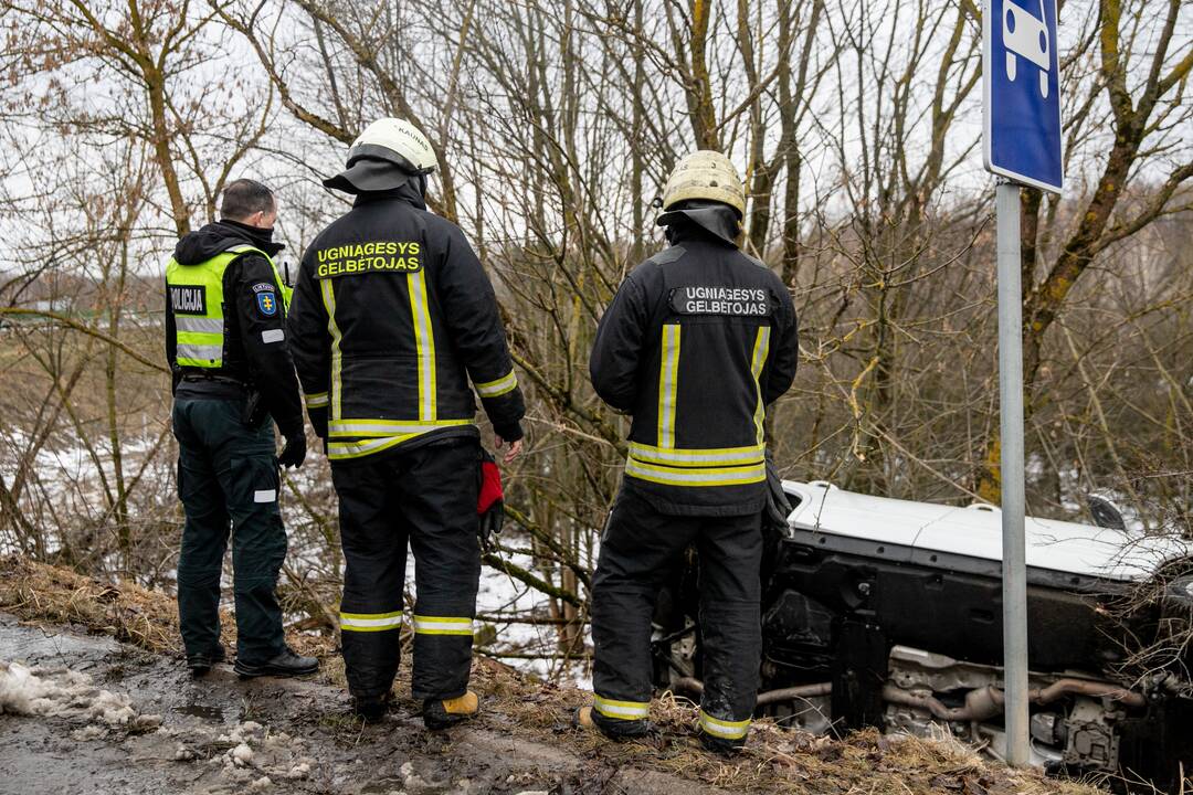 Kaune nuo kelio nuvažiavo ir apvirto automobilis