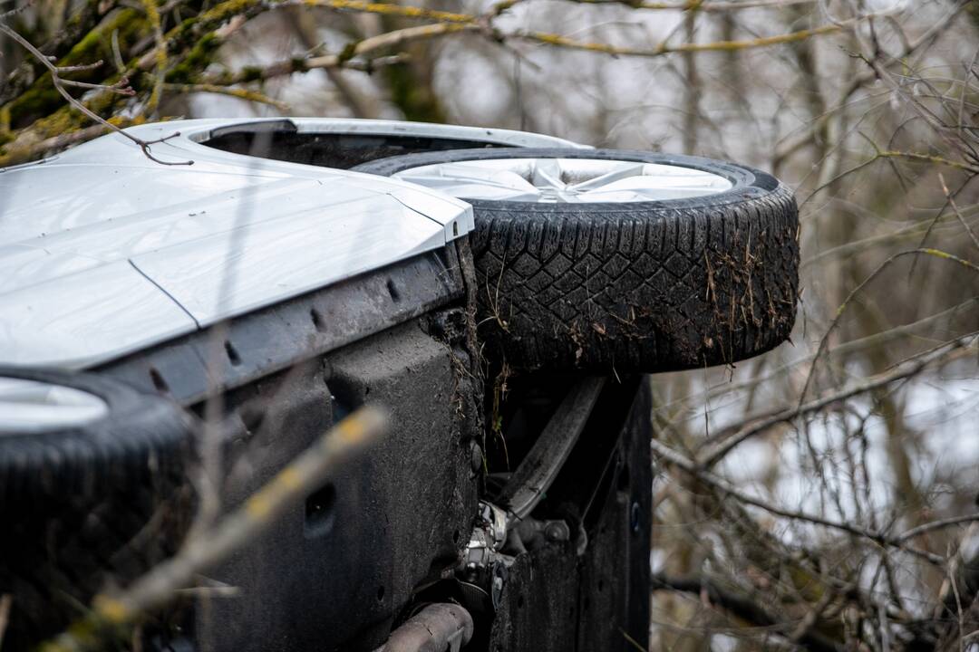 Kaune nuo kelio nuvažiavo ir apvirto automobilis