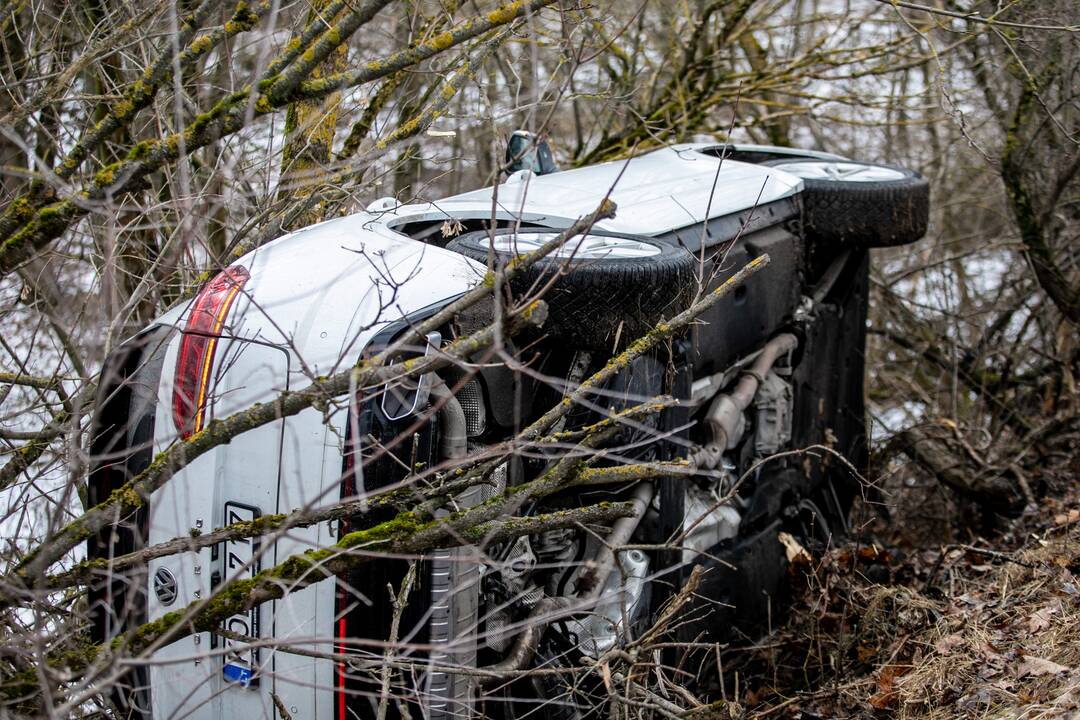 Kaune nuo kelio nuvažiavo ir apvirto automobilis