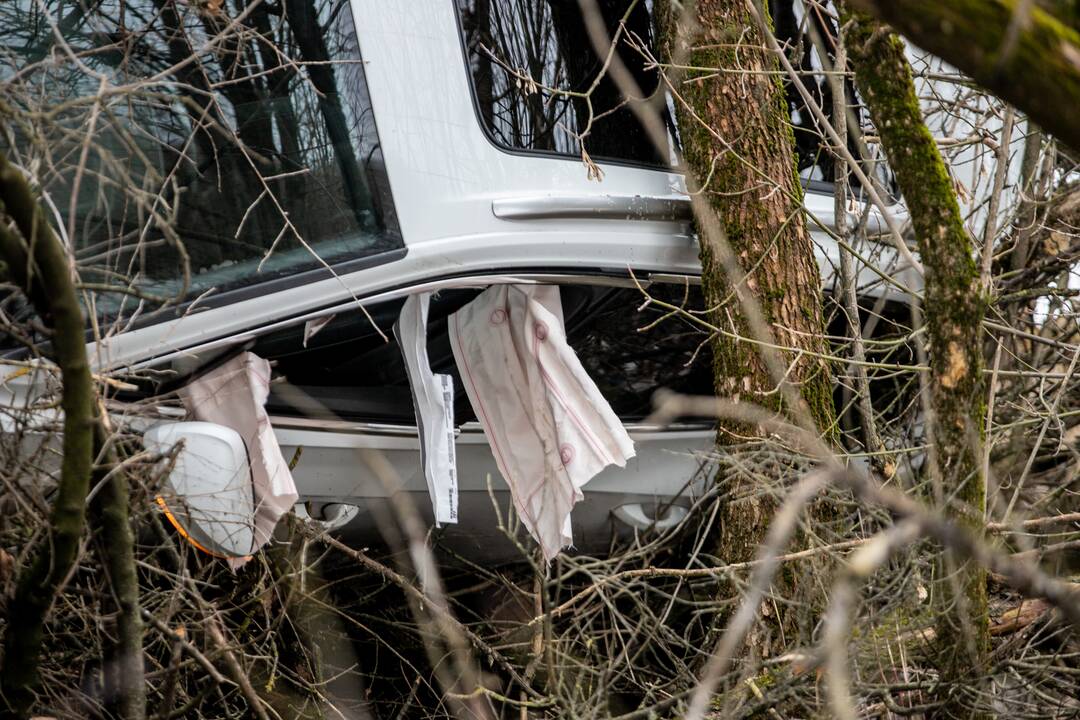 Kaune nuo kelio nuvažiavo ir apvirto automobilis