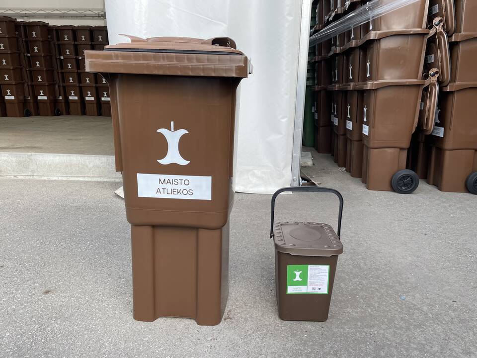 Dviejų konteinerių komplektas maisto atliekoms.