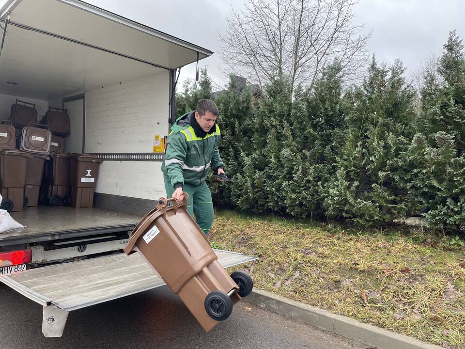 Dviejų konteinerių komplektas maisto atliekoms.