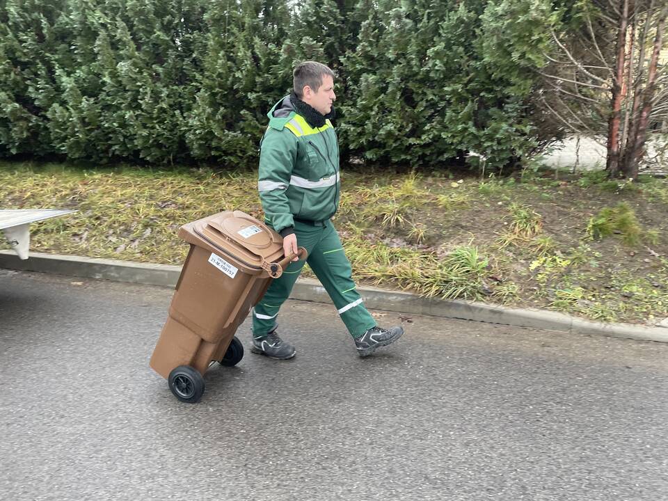 Dviejų konteinerių komplektas maisto atliekoms.