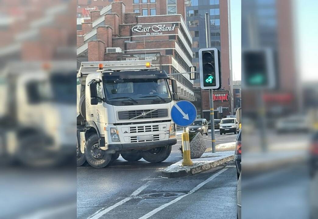 Atlaikė: klaipėdietį nustebino sunkvežimio manevrai. Laimei, betoninė gėlinė liko sveika net ir taranuota sunkiasvorės mašinos.
