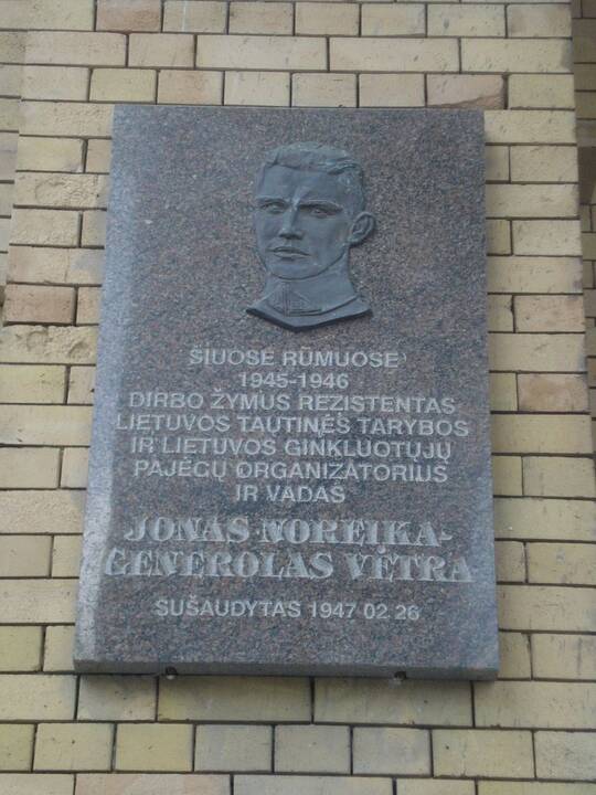 Ant bibliotekos sienos vėl pakabinta S. Tomo sudaužyta J. Noreikos atminimo lenta