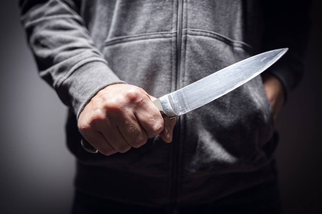 Banke siautėjo peiliu apsiginklavęs vyras