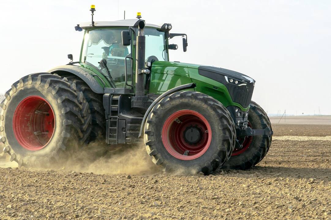 Nelaimė Kėdainiuose: traktoriaus velenas įtraukė jauno vyro ranką
