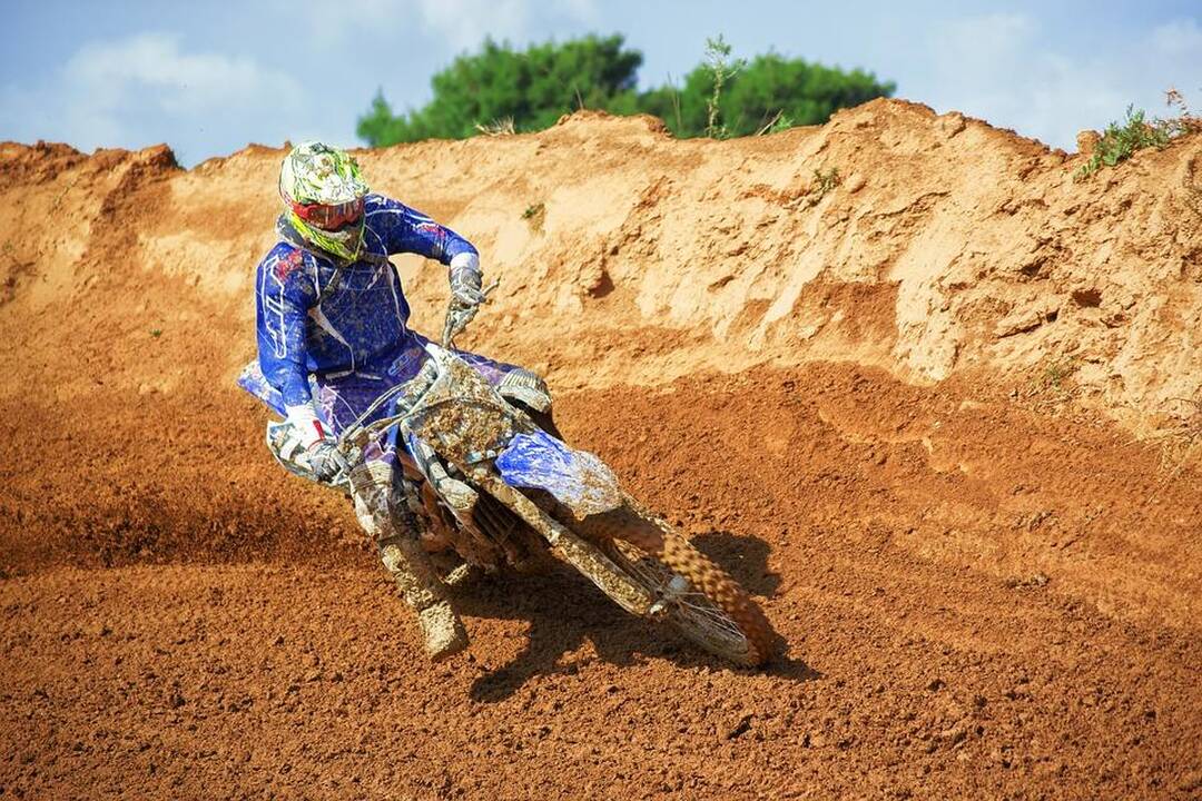 Motokroso trasoje susižalojo vyras